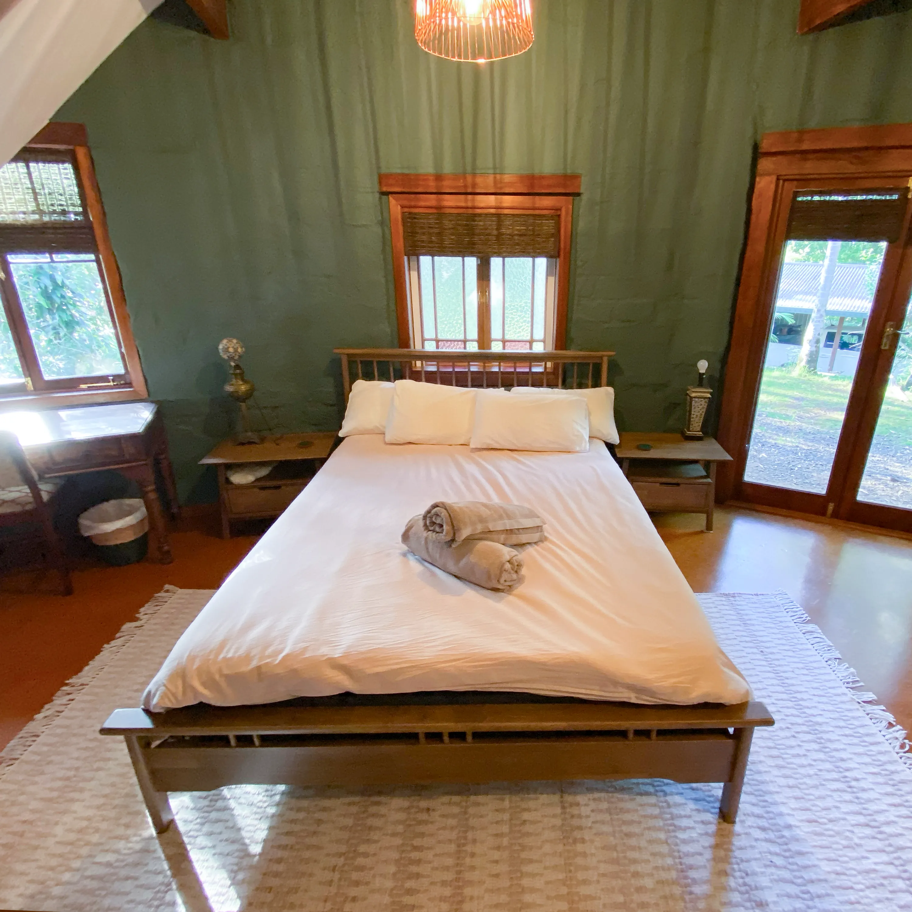 Wildura-guestroom-double-bed-farmstay-byron-bay